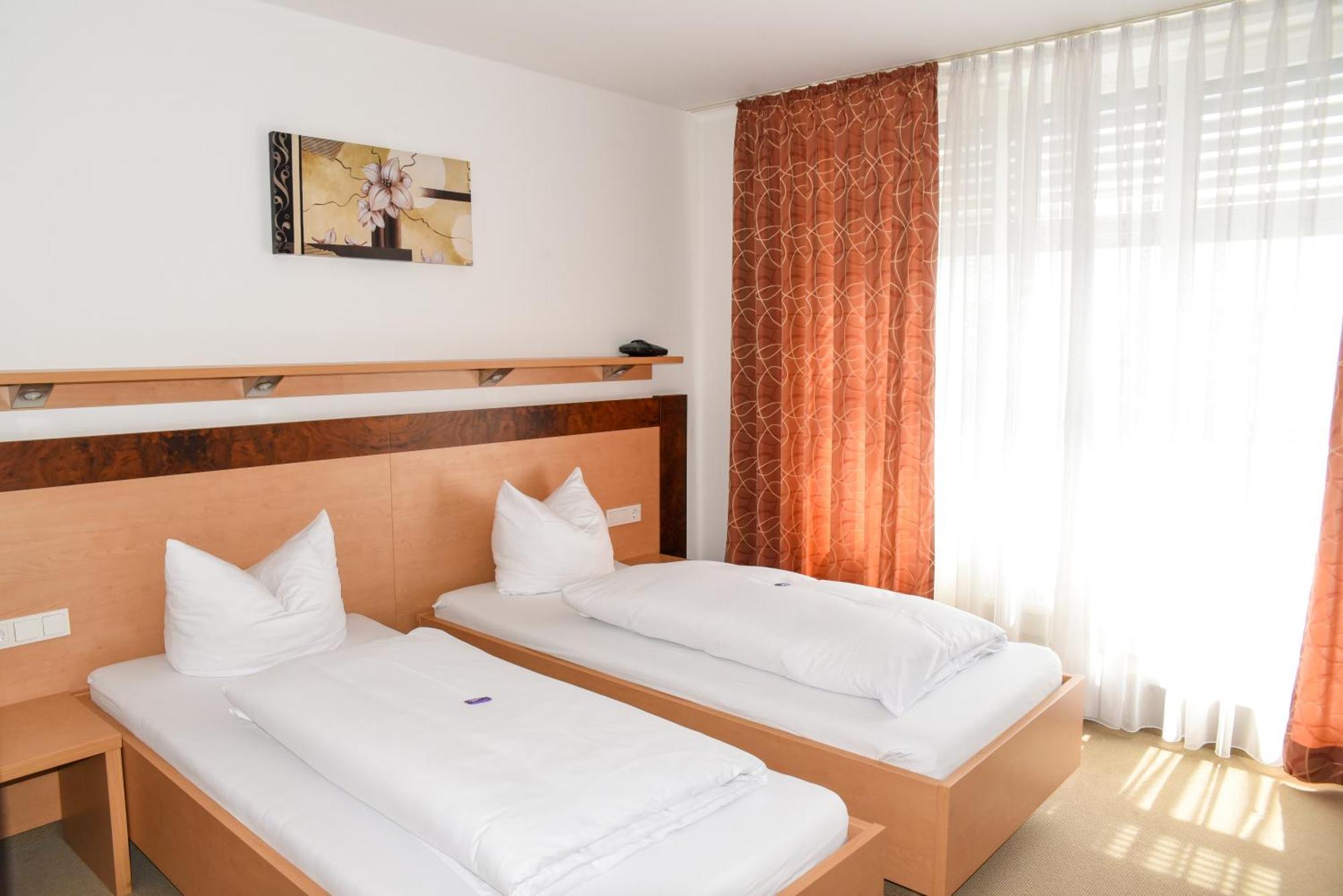 Hotel Nuernberger Hof Neumarkt in der Oberpfalz Room photo